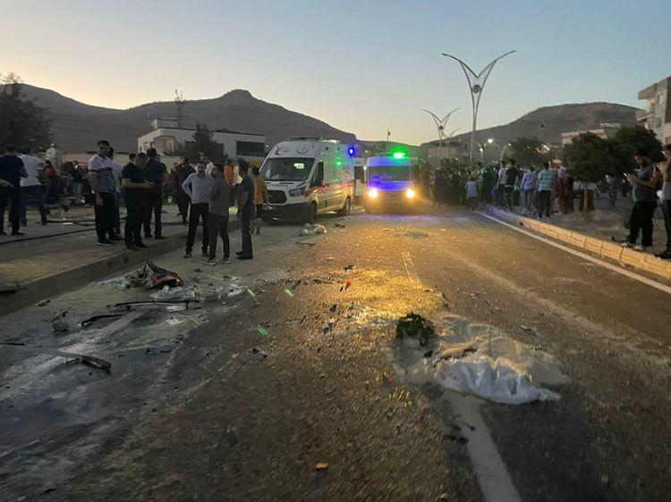 <p>Gaziantep ve Mardin'in Derik ilçesinde aynı gün birkaç saat arayla meydana gelen kazalarda 35 kişi hayatını kaybetti.</p>