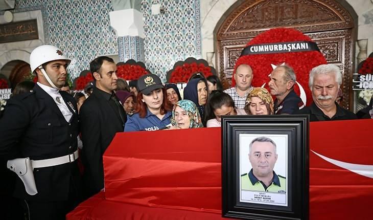<p>Mersin'in Mezitli ilçesindeki polisevine silahlı saldırı düzenlendi, polis memuru Sedat Gezer şehit oldu, 1 polis yaralandı, 2 kadın terörist üzerlerindeki patlayıcının infilak etmesi sonucu öldü.</p>