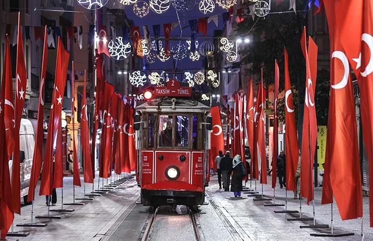 <p>Kasım ayının 13'ünde Taksim'de terör örgütü PKK üyesi teröristin bıraktığı zaman ayarlı bombanın patladığı saldırıda aralarında çocukların da bulunduğu 6 kişi öldü, 81 kişi yaralandı.</p>