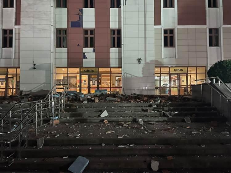 <p>İstanbul, Bolu, Sakarya, Ankara, Kocaeli, Kütahya, Bilecik, Bursa ve İzmir'e kadar geniş bir alanda hissedilen ve merkez üssü Düzce'nin Gölyaka ilçesi olan 5,9 büyüklüğünde deprem yaşandı, yıkılan binanın olmadığı depremde, 95 kişi yaralandı.</p>