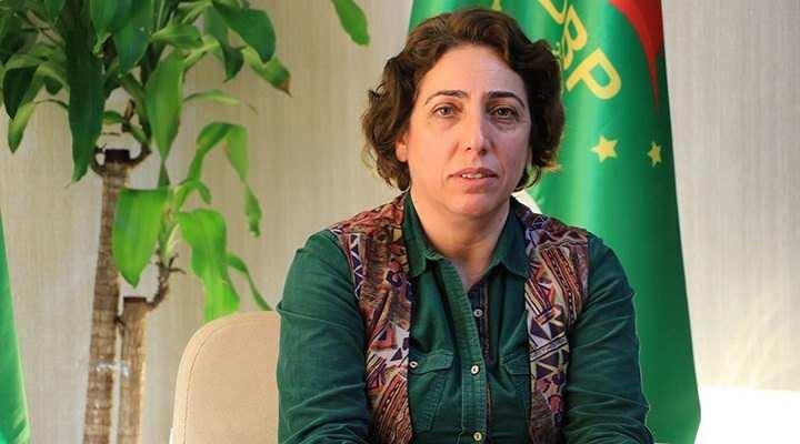 <p>İstanbul'da polise yumruklu saldırıda bulunan DBP Diyarbakır Milletvekili Salihe Aydeniz'in dokunulmazlığının kaldırılmasına ilişkin fezleke, Meclis Başkanlığına ulaştı.</p>
