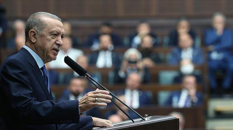<p><strong>5 EKİM</strong></p>

<p> </p>

<p>Cumhurbaşkanı Recep Tayyip Erdoğan, partisinin TBMM Grup Toplantısında başörtüsü konusunda, "Gelin çözümü yasa değil Anayasa düzeyinde sağlayalım" çağrısında bulundu.</p>
