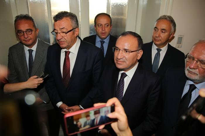 <p><strong>2 KASIM</strong></p>
<p> </p>
<p>Adalet Bakanı Bekir Bozdağ başkanlığındaki AK Parti heyeti, başörtüsü konusunda hazırlanan anayasa değişikliği teklifiyle ilgili MHP, CHP, HDP ve İYİ Parti gruplarını ziyaret etti. Bozdağ başkanlığındaki heyette, AK Parti Grup Başkanvekili Mustafa Elitaş ile AK Parti Genel Başkan Yardımcısı Ali İhsan Yavuz yer aldı.</p>