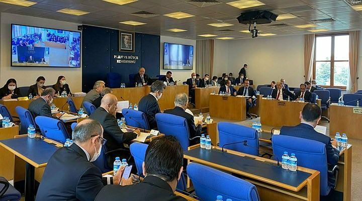 <p><strong>3 KASIM</strong></p>

<p> </p>

<p>Öğrenim ve katkı kredisinin faizsiz geri ödenmesini de içeren ekonomiye ilişkin "torba" kanun teklifi TBMM Genel Kurulunda yasalaştı. Gelir Vergisi Kanunu ile Bazı Kanun ve Kanun Hükmünde Kararnamelerde Değişiklik Yapılmasına Dair Kanun'a göre işverenler tarafından çalışanlara elektrik, doğal gaz ve diğer ısınma giderlerine karşılık olmak üzere 30 Haziran 2023'e kadar ilave olarak yapılan aylık 1000 lirayı aşmayan ödemeler, prime esas kazanca dahil edilmeyecek ve bu tutar üzerinden gelir vergisi hesaplanmayacak.</p>
