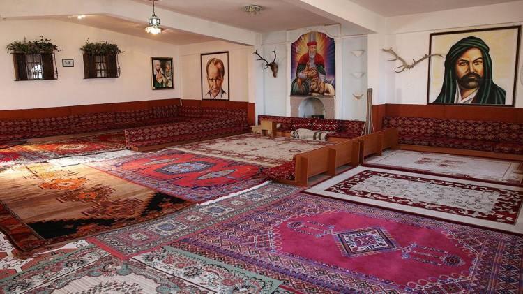<p>Buna göre imar planlarının tanziminde, planlanan beldenin ve bölgenin şartları ile olası ihtiyaçları göz önünde tutularak lüzumlu cemevi yerleri ayrılacak. Belediye ve bağlı kuruluşlar tarafından verilen indirimli veya ücretsiz içme ve kullanma suyu imkanı cemevlerine de tanınacak. Cemevlerinin aydınlatma giderleri, Kültür ve Turizm Bakanlığının bütçesine konulacak ödenekten karşılanacak.</p>