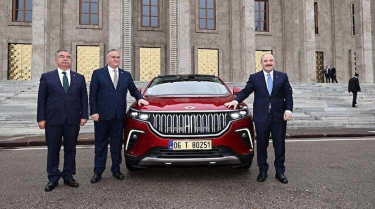<p><strong>11 ARALIK</strong></p>

<p> </p>

<p>Sanayi ve Teknoloji Bakanı Mustafa Varank, TBMM'ye Togg ile geldi. Bakanlığının bütçe görüşmelerine katılmak üzere Meclis'e Togg otomobil ile gelen Varank'a, AK Parti Grup Başkanı İsmet Yılmaz ile MHP Grup Başkanvekili Erkan Akçay da eşlik etti. Otomobili Meclis Şeref Kapısı önünde park eden Varank, "60 yıl önce Devrim otomobilinin hikayesi Meclis'in önünde son bulmuştu. Birileri öyle bir milli projeyi hazmedememişlerdi. Biz de bugün Türkiye'nin otomobilini, Togg'u Meclis'e getirdik. Bu gururu vatandaşlarımız görsün istedik." dedi.</p>
