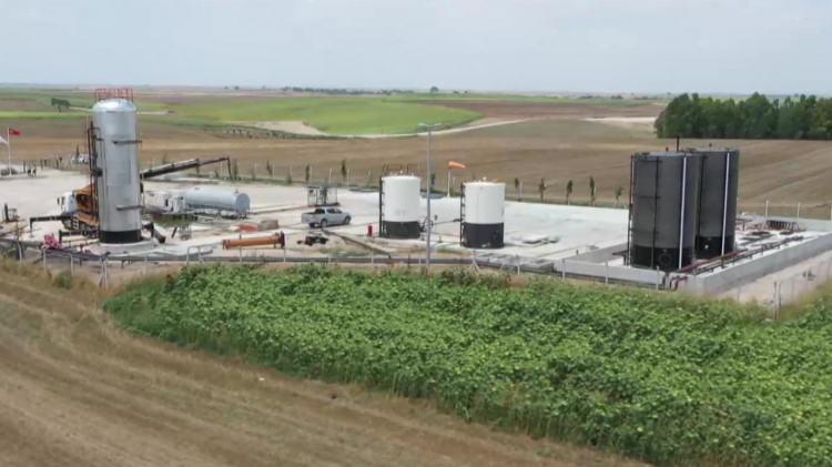 <p>Ancak keşiflerin burada nihayete erdiğini de d&uuml;ş&uuml;nmemek gerekir, deniz yetki alanlarında olduğu gibi karalarda da petrol ve doğal gaz sismik arama ve sondaj &ccedil;alışmaları devam ediyor.</p>
