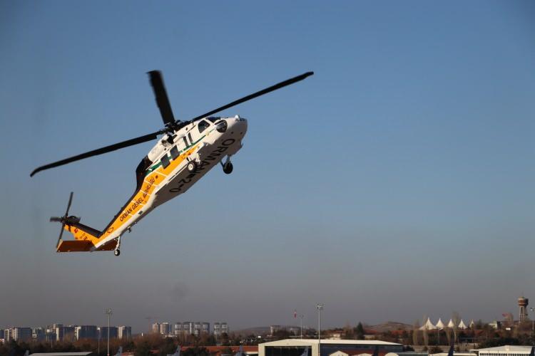 <p>Açılış konuşmalarının ardından helikopteri inceleyen ve bilgi alan Kirişci, helikopterin üzerine Türkiye Yüzyılı logosunu yapıştırdı.</p>