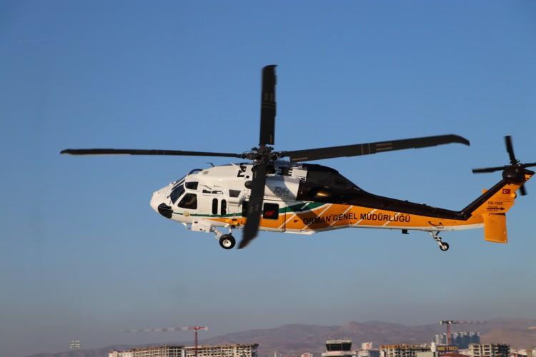 <p>Daha sonra helikopter gösteri uçuşu gerçekleştirdi.</p>
<p>T70 yangın söndürme helikopteri</p>
<p>T70 helikopteri bir seferde 2,5 ton suyu atabilme yeteneğine sahip. Orman yangınlarında gece ve gündüz görev yapacak helikopter 2,5 saate kadar kesintisiz uçabilecek ve gerektiği durumlarda 11 orman işçisini taşıyabilecek. Üzerinde bulundurduğu ilave teçhizatla kurtarma görevleri de yapabilecek.</p>