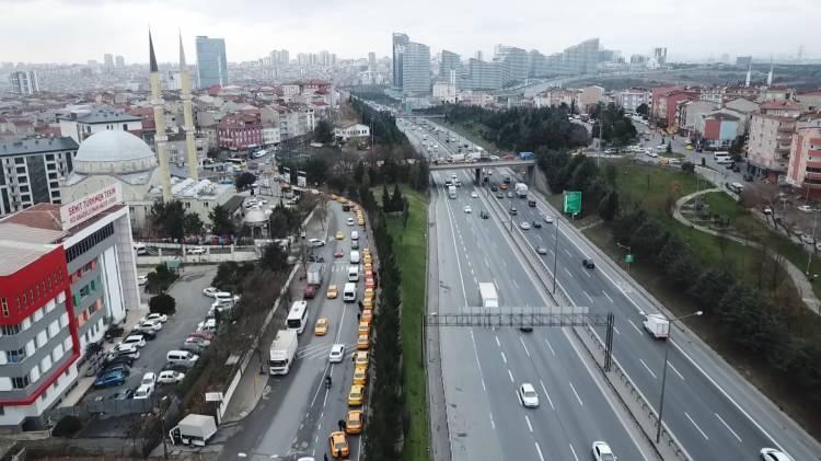 <p>İstanbul'da taksi ücretlerine yapılan zammın ardından, taksi şoförleri yeni yılın ilk gününden itibaren geçerli olacak tarifeler için taksimetrelerini güncelleştirmeye başladı. </p>
