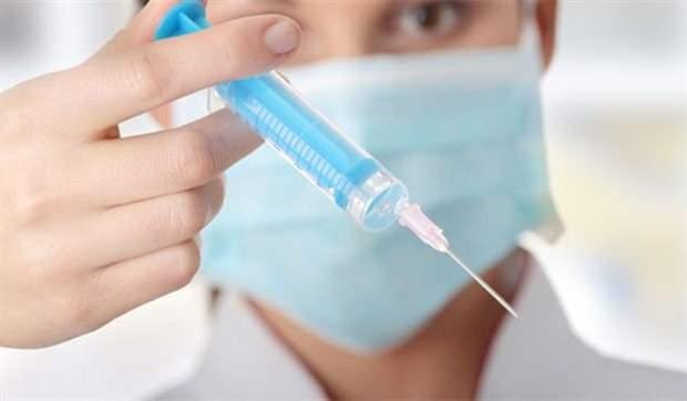 <p><strong>GRİP (İNFLUENZA) HAKKINDA</strong></p>
<p> </p>
<p> </p>
<p>Grip (influenza) genellikle yıl içerisinde ekim ayından başlayarak mart sonu nisan başına kadar olan dönemde sık görülen oldukça bulaşıcı bir solunum yolu hastalığıdır.</p>
<p> </p>
<p>İnsanlarda olduğu gibi her canlının kendine ait grip virüsleri mevcuttur ve kuş gribi halk arasında bunun bilinen en güzel örneğidir. Diğer canlılara ait grip virüslerinin insanları hastalandırması beklenmez. Bununla birlikte 2009 yılında tüm dünyanın yaşadığı domuz gribi salgınında olduğu gibi, hayvanlardaki grip virüsleri insanlara geçiş özelliği kazanabilmekte ve tüm dünyayı etkileyen pandemiye neden olabilmektedir. </p>