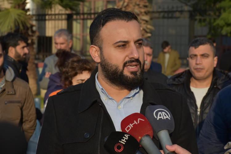 <p>Fesih Çiftçi'nin ailesinin avukatı Mehmet Harun Elçi, "Bu iş kazasında şüphesiz işverenin ciddi anlamda ihmali ve kusuru bulunmaktadır. Bu iş kazası önlenebilirdi ancak ne yazık ki işveren gerekli önlemi almadı. Kule vincin altında yaşam alanının bulunmaması gerekirdi. O nedenle bu olay işverenin gerektiği önlemi almaması neticesinde gerçekleşmiştir. Herkes, yeni yıla girme coşkusu yaşarken, biz acılı ailelerle Adli Tıp'ta birlikteyiz. Olayla ilgili 3 kişinin gözaltına alındığı bilgisi aktarıldı. Sürecin sonuna kadar takipçisi olacağız. Bunun yanında birçok kimsenin ihmali olduğu da çok açık. Diğer tüm sorumluların da adli merciler önünde hesap vermesi için her şeyi yapacağız" dedi.</p>
