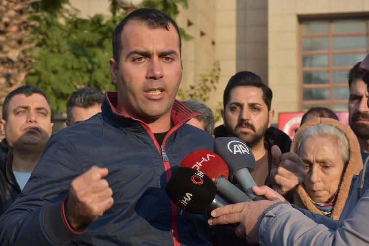 <p><strong>'1 AY ÖNCE DE AKRABAMIZ YAŞAMINI YİTİRMİŞTİ' </strong></p>
<p> </p>
<p> </p>
<p>Fesih Çiftçi'nin dayısının oğlu Emrah Siner ise "Bu şantiyede daha 1 ay önce akrabamız Alper Özer yaşamını yitirmişti. Şimdi de 6 kişi iş kazasında hayatını kaybetti. Artık yeter, o kadar çocuk öksüz kaldı. Kim bu iş kazalarına 'dur' diyecek? Canımız yanıyor. Vinç devrilmeyip, 30'uncu kattan konteynerin üzerine bir taş parçası düşmesi sonucu da bir iş kazası yaşanabilirdi. İnsan hayatı bu kadar ucuz mu" diye konuştu.</p>