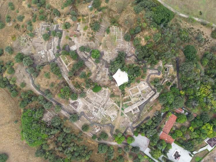 <p>Çanakkale Savaşlarında deniz ve kara savaşları sırasında 3 bin yıl önce Troya Savaşları’nın yaşandığı Troya Ören Yeri, askeri anlamda Türk askerleri tarafından gözetleme amaçlı kullanıldı. </p>
