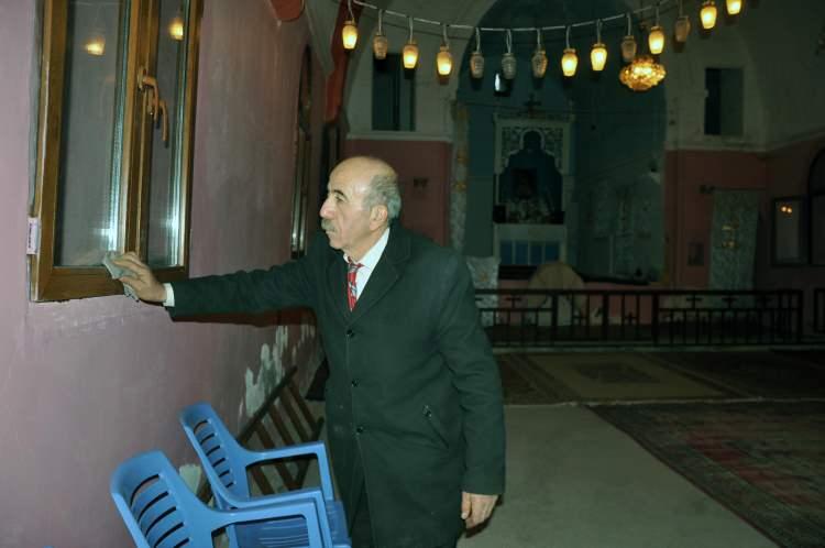 <p>Aile mesleği zeytincilikle uğraşan Sabuncu, aynı zamanda ilçede yaşayan 3 Ermeni vatandaştan biri olarak tarihi Surp Kevork Kilisesi'ne de sahip çıkıyor. Hafta sonları 372 yıllık kiliseye gelerek ibadetini yapan Sabuncu, ayrıca tarihi yapının hem temizliğini hem de bakımını tek başına üstleniyor. </p>
