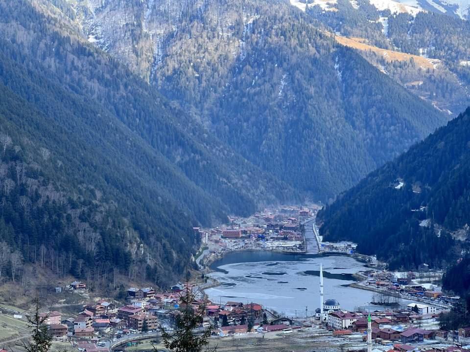 <p>Bölgede etkili olan soğuk hava Uzungöl'de de etkisini gösterdi. Doğayla baş başa yeni yılın ilk günlerini kalabalıktan uzak sakin bir gün geçirmek için Uzungöl'e gelen hafta sonu ziyaretçileri, buz tutmuş gölü görünce büyük şaşkınlık yaşadı. </p>
