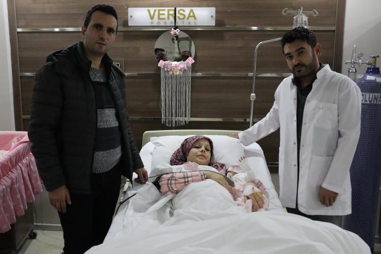 <p>Nevşehir Versa Hastanesi&rsquo;nde saat 00.02&rsquo;de d&uuml;nyaya gelen Aylin bebek 3 kilogram ve 50 cm boyunda d&uuml;nyaya geldi. 2022 yılının ilk bebeğine sahip olan Fatma ve Mehmet Yıldırım &ccedil;iftini ilk kutlayan hastane &ccedil;alışanları ve yakınları oldu.</p>

<p>&nbsp;</p>
