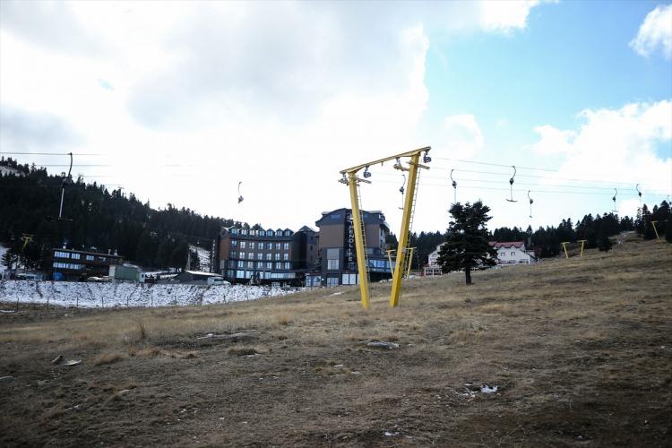 <p> Türkiye'nin önemli kış merkezlerinden Uludağ'daki otel rezervasyonları, kar yağışının yeterli olmamasından ötürü yılbaşında yüzde 50 civarında düştüğü bildirildi.</p>

