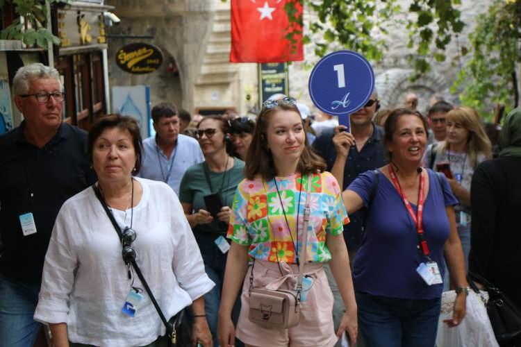 <p><strong>Bu pandeminin başlangıcı da Uzakdoğu yani Çin’de başladı. Doğal olarak buranın potansiyeli olan Uzakdoğulu turistler gelmemeye başladı. Ancak bizim çalışmalarımız sadece bir ülkenin veya bölgenin turistine bağlı kalmaktansa özellikle kültür turizmi açısından gelişmiş olan kentlere değer veren Avrupalı turistlerin kentimize gelmesini sağlamaktı. Çalışmalarımız hep bu yönde oldu”</strong> dedi.</p>
