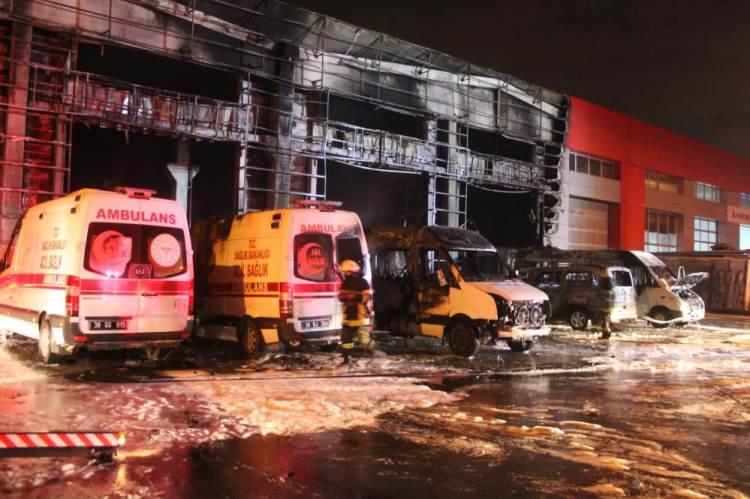 <p>Kayseri'de bir oto servisinde çıkan yangında 2'si ambulans 10'a yakın araç kullanılamaz hale geldi.</p>
