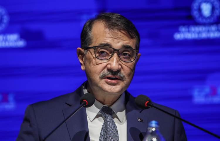 <p><strong>"BOTAŞ TUZ GÖLÜ'NDE ÇEVRE ÖDÜLÜ ALDI"</strong></p>

<p> </p>

<p>Depolama kapasitesi olarak karada depolarımız var. Bir tanesi Tuz Gölü'nde, kapasitesi 1.2 milyar metreküp. Genişletme çabaları devam ediyor. Orada Tuz Gölü aşağısında yüzlerce metre tuz yapılarından oluşuyor. 500-600 metre aşağıya indik orada. Kızılırmak'tan su getirip, aşağıda tuz yapısını erittik. Eyfel Kulesi'ni içine koyabilirsiniz. Tuz Gölü'nde flamengo veya halk dilindeki ismiyle Allı Turna popülasyonu 4-5 kat arttı. Bundan dolayı BOTAŞ çevre ödülü aldı. Tuz Gölü'nü bu projeyle canlandırmış olduk. Proje bitince o su hattını DSİ'ye devredeceğiz, tarım alanlarını sulamış olacak. Tuz yapılarındaki en yüksek kapasiteli proje dünyada orası olacak. Silivri'de, Marmara'nın altındaki eski Silivri üretim sahasını geliştirdik. Orayı yeraltı doğalgaz deposu haline getirdik. Son 2 yılda yaptığımız çalışmayla o tarihten bu zamana 4.6 milyar metreküpe çıkarttık. Tuz Gölü'nde eritme suretiyle mağara oluşturuyoruz. Silivri'de denizin altında Avrupa'da en büyük doğal gaz depo kapasitesine kavuşmuş olduk. Depolar dolu, yıl sonuna kadar hiç kullanmadık.</p>

<p> </p>

<p> </p>
