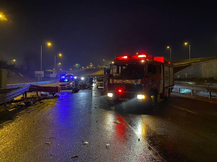 <p>Yaralıların tedavisinin devam ettiği öğrenilirken kaza yapan aracın yola savrulan parçaları itfaiye ekipleri tarafından temizlendi.</p>
