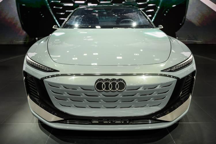 <p>Audi e-tron</p>
