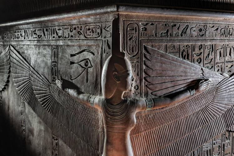 <p>Mısır tanrıçası İsis'in koruyucu bir yayılma içinde kanatlı kolları olan bu kabartması, Mısır'ın Krallar Vadisi'ndeki firavun Tutankhamun'un taş lahitinde binlerce yıldır nöbet tutuyor.<br />
<br />
Fotoğraf: Paolo Verzone /National Geographic</p>