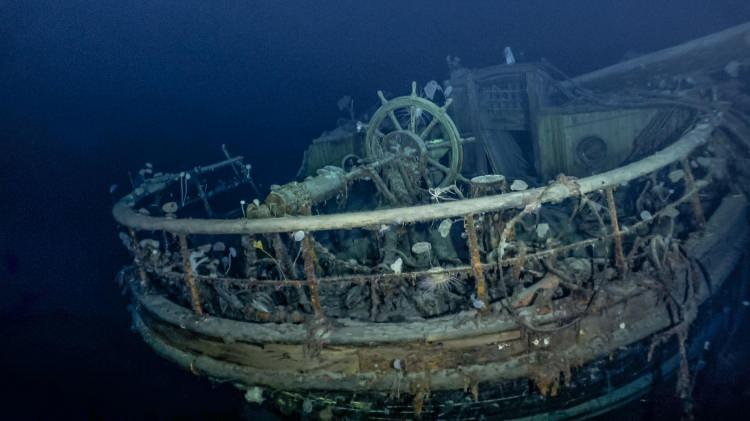 <p>Shackleton'ın Antarktika keşif gemisinin enkazı, Weddell Denizi'nin 3 km altında keşfedildi. 107 yıldır kayıp olan gemiden geriye kalanlar, battığı sırada kaptanının kaydettiği noktadan yaklaşık altı kilometre uzağında bulundu.<br />
<br />
Fotoğraf: Falklands Maritime Heritage Trust /National Geographic</p>
