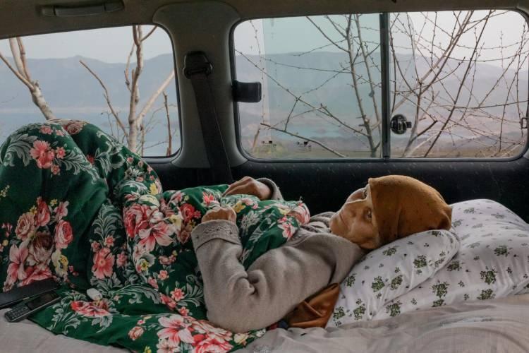 <p>Tacikistan, Farkhor'dan 63 yaşındaki Ranobi Islomova, ameliyattan eve dönmeyi beklerken bir arabanın arkasında yatıyor. Arka planda, gezegendeki en yüksek ikinci baraj olan 984 fit yüksekliğindeki Nurek Barajı'nın oluşturduğu rezervuar var.<br />
<br />
Fotoğraf: Anush Babajanyan /National Geographic</p>