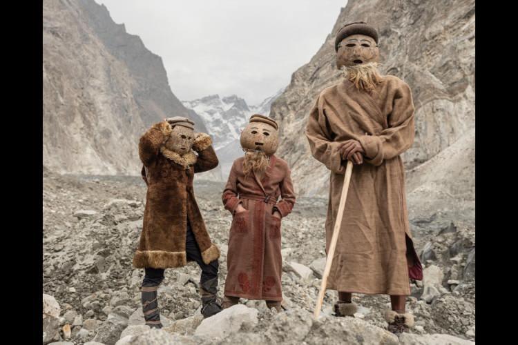 <p>19 yaşındaki Ali Haider, 20 yaşındaki Najib Khan ve 24 yaşındaki Atif Amin, Pakistan'ın Hunza Vadisi'ndeki Shispare Buzulu'ndaki "buzul çiftleşme" töreninin canlandırılması sırasında keçi kılı ile süslenmiş balkabağı maskeleriyle poz veriyor.<br />
<br />
Fotoğraf: Matthieu Paley /National Geographic</p>

<p> </p>
