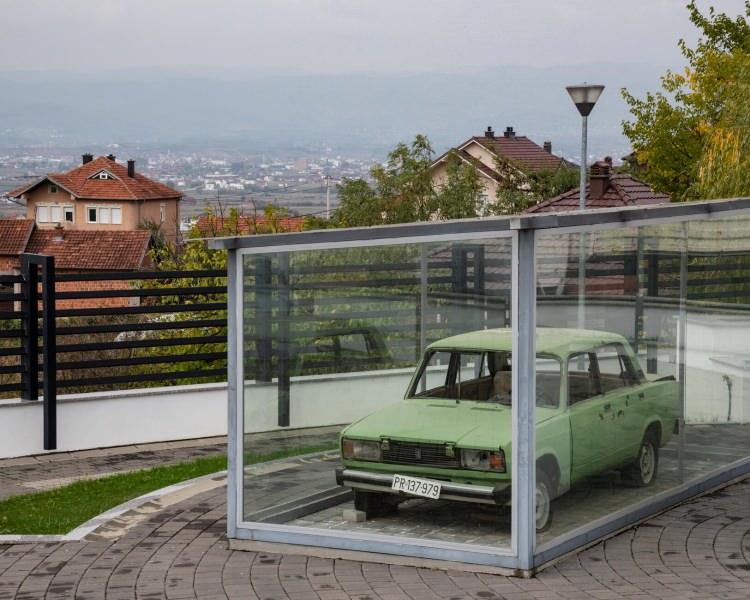 <p>Bir Lada, Kosova Kurtuluş Ordusu'nun ilk kahramanları anısına cam bir kutunun içine yerleştirilmiştir. Araba, 1997'de Sırp güçleri tarafından pusuya düşürüldüğünde KLA üyeleri Zahir Pajaziti, Edmond Hoxha ve Hakif Zejnullahu'yu taşıyordu.<br />
<br />
Fotoğraf: Justyna Mielnikiewicz /National Geographic</p>
