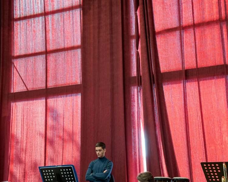 <p>Bir müzisyen, Gençlik ve Spor Sarayı'ndaki Kosova Operası'nın açılış performansına hazırlanıyor. Kosova yaklaşık 1,8 milyon nüfusa ve Avrupa'nın en genç nüfuslarından birine sahiptir; vatandaşlarının yarısından fazlası 30 yaşın altındadır.<br />
<br />
Fotoğraf: Justyna Mielnikiewicz /National Geographic</p>