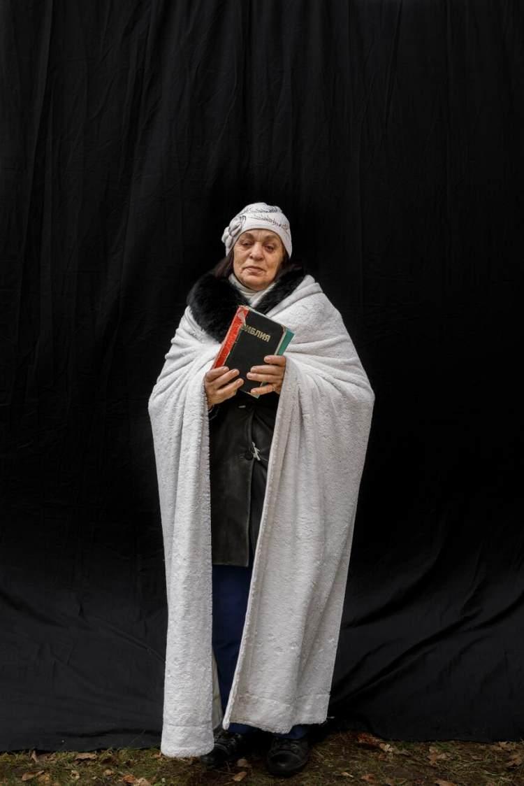 <p>72 yaşındaki Ludmyla Kuchebko, Rusya'nın işgali nedeniyle yerinden edilmiş Ukraynalılar için bir barınağın dışındaki derme çatma bir fotoğraf stüdyosunda, Kiev'deki oğlu için endişeleniyor. Tanrı'ya “sadece oğlumu değil, tüm Ukrayna'yı kurtarması için” dua ediyor.<br />
<br />
Fotoğraf: Anastasia Taylor  /National Geographic</p>

<p> </p>
