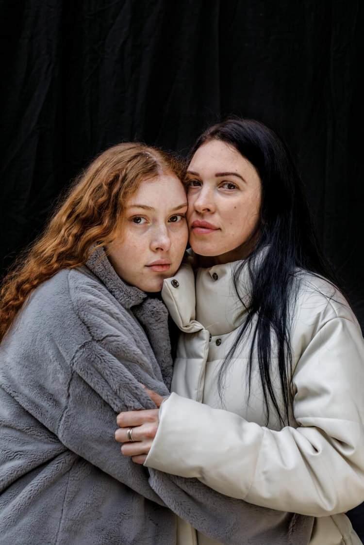 <p>18 yaşındaki Oksana Hapbarova (solda) ve annesi (adı da Oksana, 39) Kiev'deki bir bomba sığınağında Rus saldırılarını bekledi. Genç Hapbarova, "Altı gün boyunca uyuyamadım çünkü hiç uyanamayacağımdan korktum" diyor.<br />
<br />
Fotoğraf: Anastasia Taylor  /National Geographic</p>
