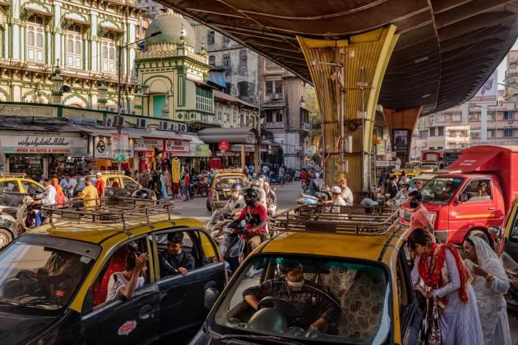 <p>Yaklaşık 21 milyon kişinin yaşadığı Mumbai'de yayalar, motosikletler ve taksiler bir caddeyi dolduruyor. Hindistan, dünyanın en kalabalık ülkesi olarak Çin'i geçmeye hazırlanıyor.<br />
<br />
Fotoğraf:Arko Datto /National Geographic</p>
