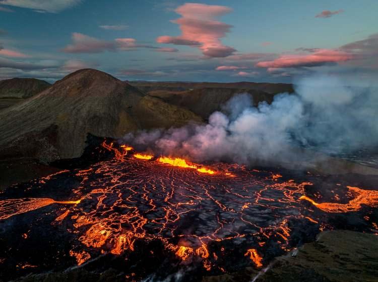 <p>İzlanda'nın Reykjanes Yarımadası, 800 yıl boyunca hareketsiz kaldıktan sonra 17 ayda iki kez patladı, en son Ağustos'ta Meradalir Vadisi'ne lav püskürttü.<br />
<br />
Fotoğraf: Chris Burkard /National Geographic</p>
