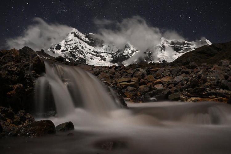 <p>Gece gökyüzünde bulutlarla çevrili, Peru'nun güneyindeki And Dağları'nın en yüksek dağı olan karlı Nevado Auzangate, bir şelalenin üzerinde kocaman görünüyor. Buzul erimesi, aşağı havzadaki ekosistemler için birincil tatlı su kaynağıdır.<br />
<br />
​Fotoğraf: Thomas Peschak /National Geographic</p>
