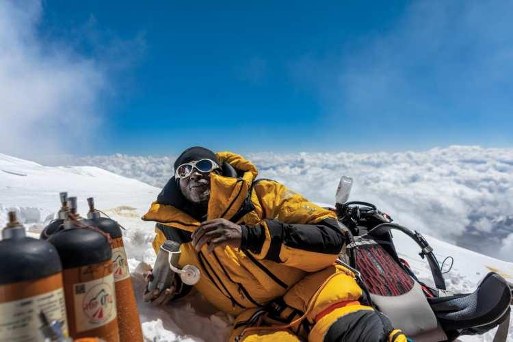 <p>Dünyanın en yüksek zirvesi Everest'te 29.032 fitte yani dünyanın tepesindeki “Balkon" denen açıklıkta oksijen tüpüne sarılmış dinlenen dağcılar.<br />
<br />
​Fotoğraf: Evan Green /National Geographic</p>
