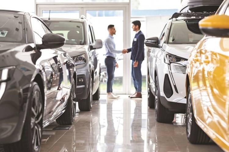 <p>Araç fiyatları listeleri 2023 yılı ile birlikte güncellemeye alındı.</p>
<p>Peki hangi firmalar 2023 sıfır araç fiyatları listesini paylaştı?</p>
<p>İlk olarak Toyota'nın yayınladığı 2023 sıfır araç fiyatlarına bugün Opel de eklendi.</p>
<p>İşte iki otomotiv devinin yeni yıl için belirlediği sıfır otomobil fiyatları...</p>