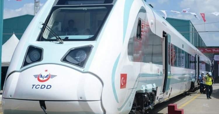 <p><strong>YERLİ TREN VE METRO GELİYOR</strong></p>

<p><br />
Saatte 225 kilometre hıza çıkabilen Millî Elektrikli Hızlı Tren Seti Projesi’nde de bu yıl içinde prototip üretimine geçilmesi, seri üretim kapsamında 2024 ve 2025 yılında toplam 8 setin devreye alınması hedefleniyor. Türkiye Gazetesi'nin haberine göre, Türkiye’nin ilk yerli metro seti de 2023’ün ilk çeyreğinde teslim edilecek. </p>
