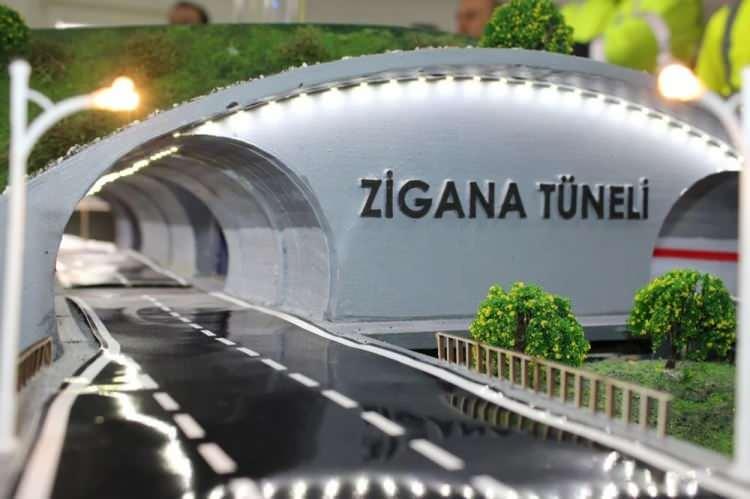 <p><strong>ZİGANA TÜNELİ NİSANDA</strong></p>

<p><br />
Trabzon ile Gümüşhane’yi birbirine bağlayan ve yatırım bedeli 2,5 milyar lirayı bulan Zigana Tüneli’nin nisan ayı içerisinde hizmete açılması bekleniyor. Proje hizmete açılınca mevcut yol, 8 kilometre kısaltılmış olacak. Böylece seyahat süresi de yaklaşık 30 dakikanın üzerinde azalacak. </p>
