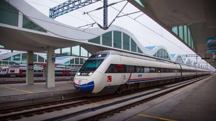 <p><strong>ANKARA-SİVAS YHT NİSANDA</strong></p>

<p><br />
Yeni yılda birçok Hızlı Tren ve Yüksek Hızlı Tren (YHT) hattı hizmete girecek. Bu çerçevede yürütülen çalışmalar kapsamında, Ankara-Sivas YHT hattının altyapı çalışmalarında yüzde 99,67 fiziki ilerleme sağlandı. Proje, nisanda tamamlanacak. Bu proje ile seyahat süresi, 12 saatten 2 saate düşecek.</p>
