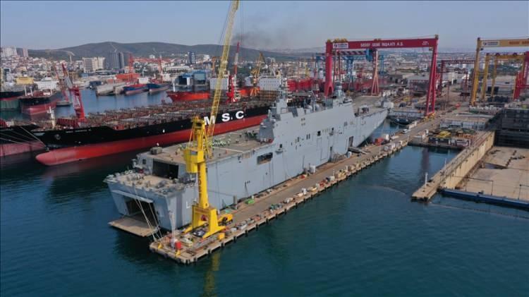 <p><strong>TCG ANADOLU TESLİM EDİLECEK</strong></p>

<p><br />
İstanbul Tuzla'daki Sedef Tersanesi'nin ana yükleniciliğinde inşa edilen Türkiye'nin en büyük savaş gemisi TCG Anadolu'da sona gelindi. TCG Anadolu'nun yıl sonunda Deniz Kuvvetleri Komutanlığı'na teslim edilmesi planlanıyor.</p>

<p> </p>
