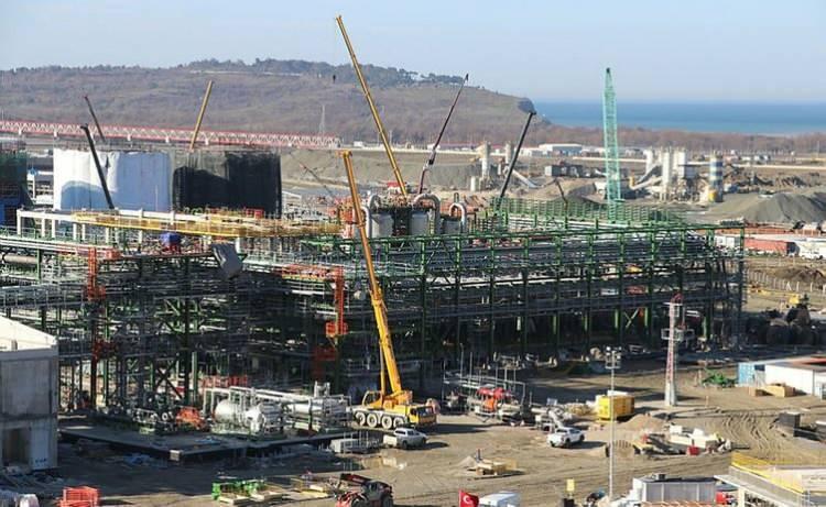 <p><strong>YERLİ DOĞALGAZ KULLANIMA GİRECEK</strong></p>

<p><br />
Karadeniz'de keşfedilen doğalgazı Türkiye'ye dağıtacak olan Filyos liman tesislerinde sona gelindi. Türkiye'nin çıkaracağı doğalgaz Mart ayında Türkiye'deki hanelerde kullanıma sunulacak.</p>

<p> </p>
