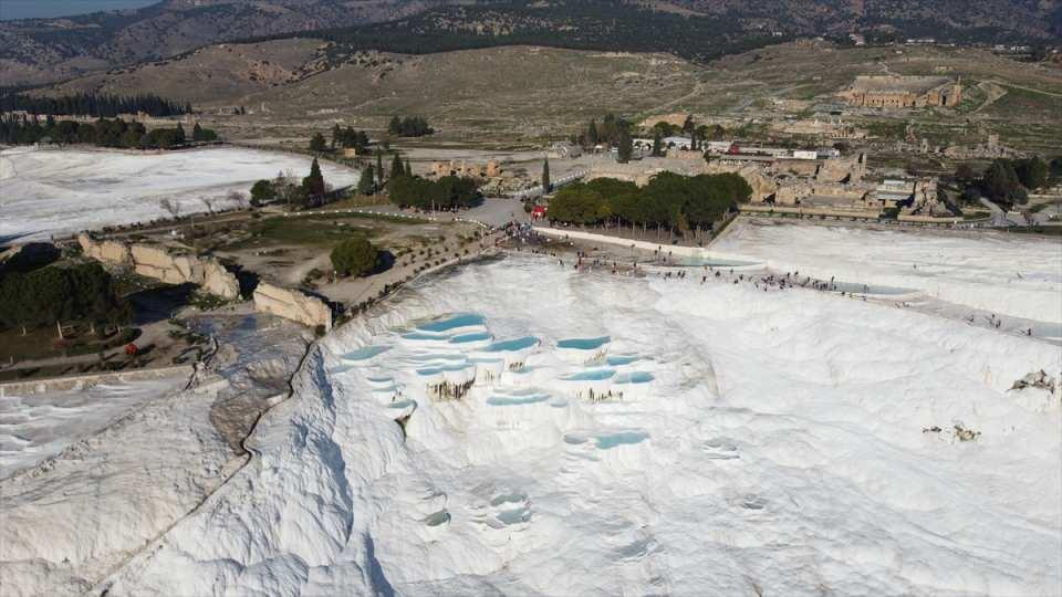 <p><strong> Haziranda en çok Meksikalı geldi"</strong></p>

<p>Şen, Pamukkale'ye İspanya, İtalya, Endonezya, Meksika, Brezilya, Arjantin ve Kolombiya gibi çok farklı ülkelerden turistlerin geldiğini belirtti.</p>
