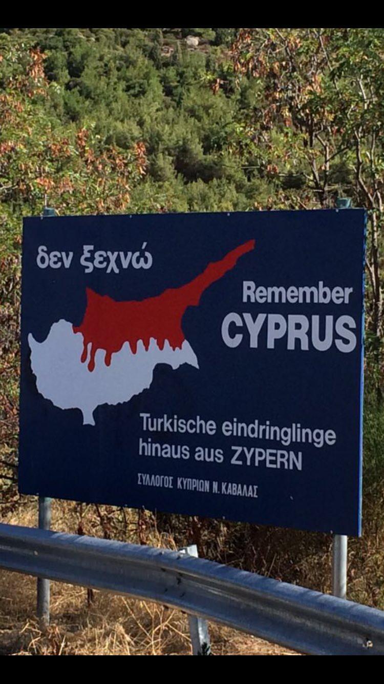 <p>KKTC haritasının olduğu bölümde kan figürünün yer aldığı tabela görselinde, “Kıbrıs’ı unutmadık”, “Türk işgalciler dışarı!” şeklinde provokatif ifadeler yer alıyor.</p>
