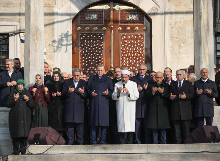 <p>Cumhurbaşkanı Recep Tayyip Erdoğan, İstanbul Müftüsü Safi Arpaguş'un duasının ardından beraberindekilerle kurdele keserek caminin açılışını gerçekleştirdi.</p>
