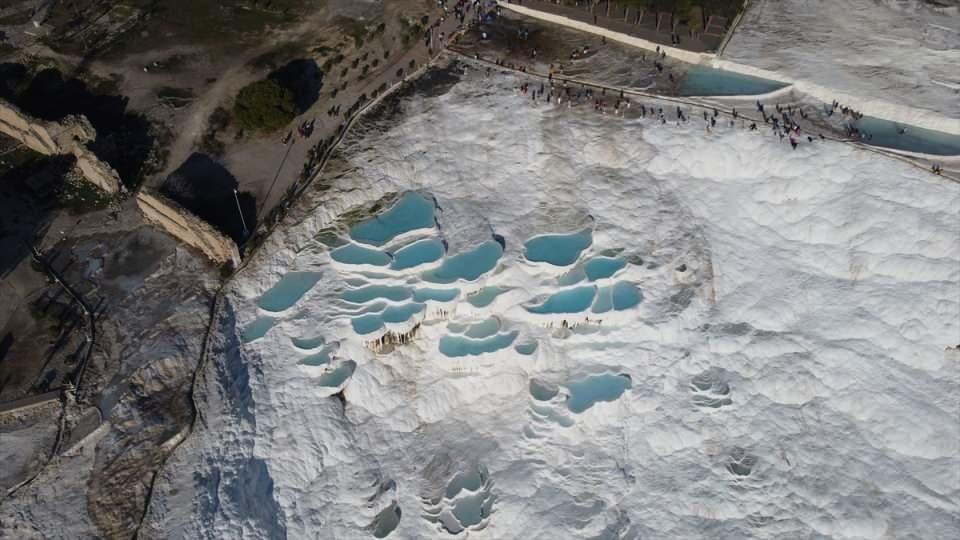 <p>Çin'in etkisiyle artı 400 bin civarında misafiri Pamukkale ören yerinde ağırlamayı bekliyoruz." diye konuştu.</p>
