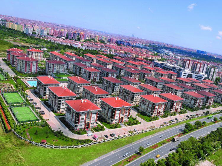 <p>Emlak Konut GYO Genel Müdürü Hakan Gedikli, ilk 3 yılda aylık taksit ödemelerinin belirli bir kısmına, kredinin toplam vadesi bitmeden (son 8 yılda) geri ödenmek şartıyla, Hazine ve Maliye Bakanlığı desteği verileceğini belirterek, </p>